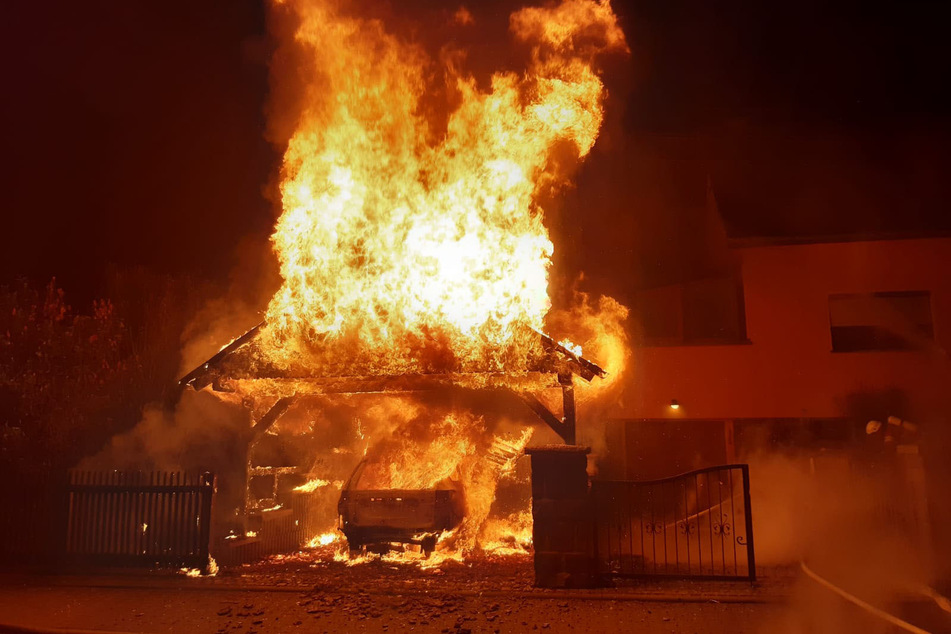 Das Carport stand mitsamt Auto lichterloh in Flammen.