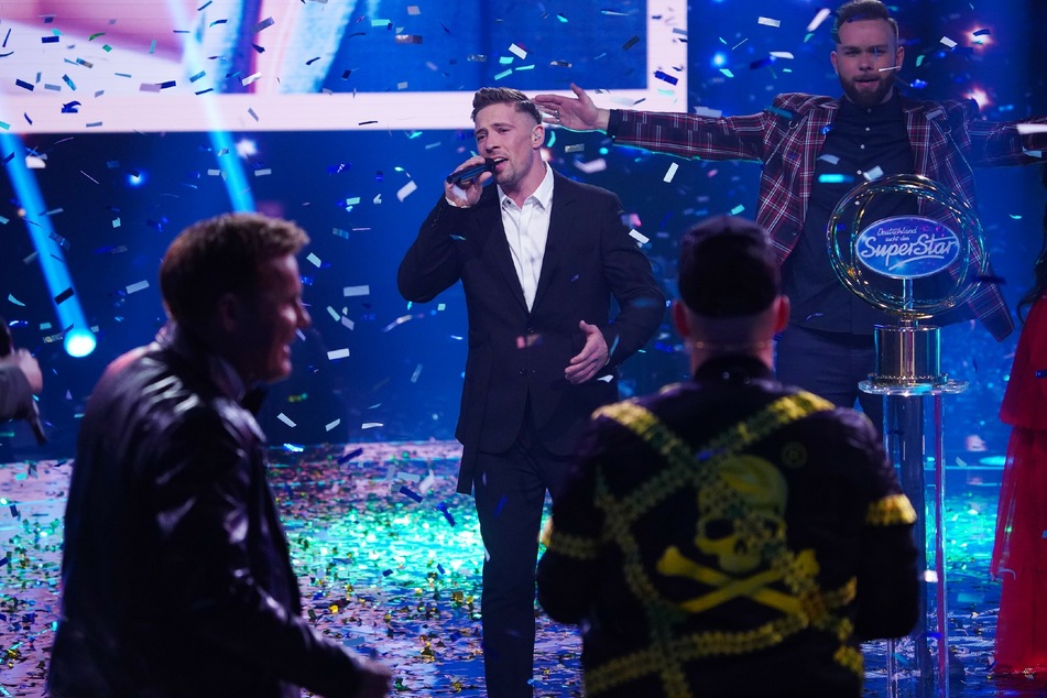 Ramon Kaselowsky (26) während der Performance seiner Sieger-Single "Eine Nacht" nach Verkündung des DSDS-Gewinns.