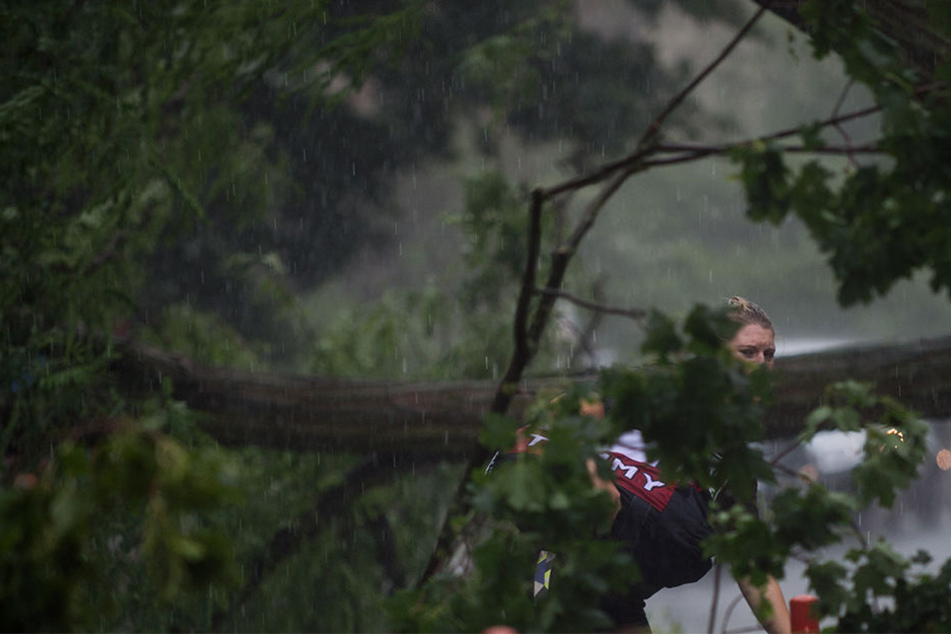 Diese Frau wurde in Sachsen-Anhalt vom Unwetter erwischt. Am Nachmittag ging über der Landeshauptstadt ein schweres Unwetter nieder. Temperatursturz von 32 auf 17 Grad.
