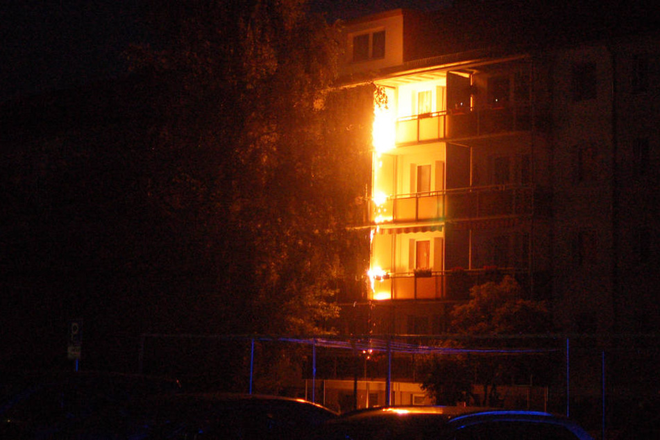 Das Feuer griff über die Brüstung auch auf die darunter liegenden Balkone über.
