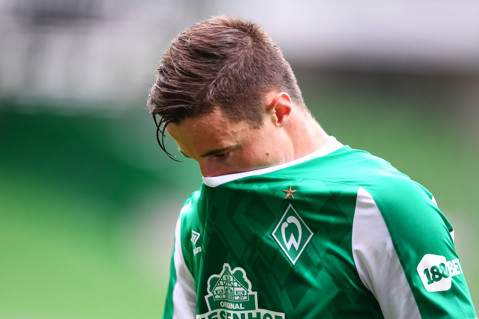 Werder Bremens Marco Friedl versinkt im Trikot. Der SVW zittert nach dem Gladbacher Treffer zum 4:0 um den Nichtabstieg.