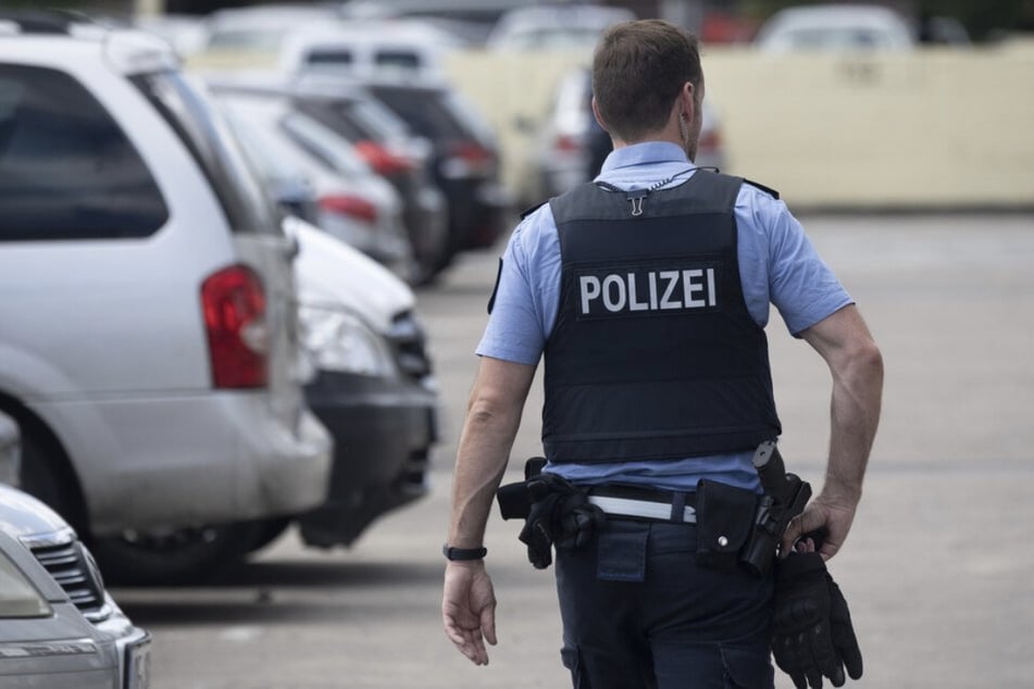 Der falsche Polizist hatte dem Rentner seine vermeintliche "Dienstmarke" gezeigt. (Symbolbild)