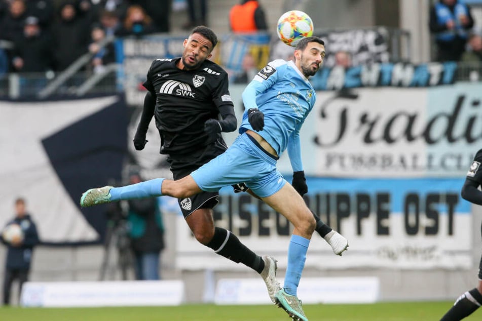 Rafael Garcia (r., hier im Luftduell mit Uerdingens Jean Manuel Mbom) rettete seinem CFC mit dem Ausgleich wenigstens noch ein Pünktchen.