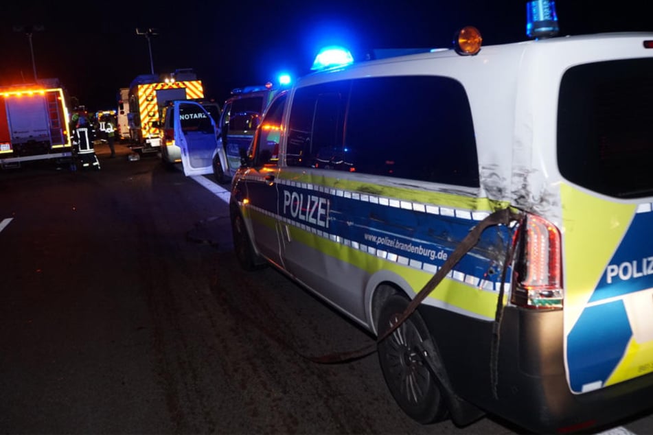 Das beschädigte Polizeiauto am Stauende, dass der Lkw zuvor rammte.
