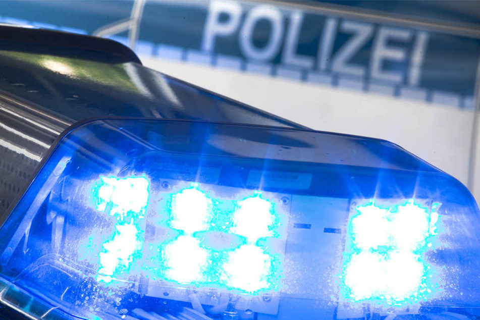 Die Polizei Dresden ermittelt derzeit, wieso der Mann vom Balkon stürzte.