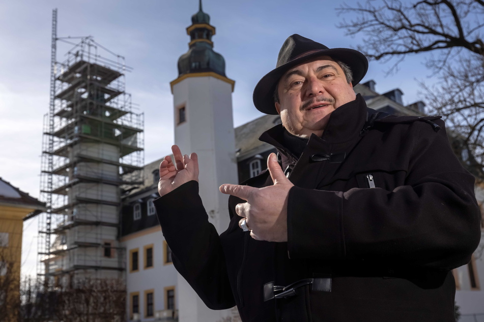 Museumsleiter Jürgen Knauss (60) vor Schloss Blankenhain mit eingerüstetem Turm.