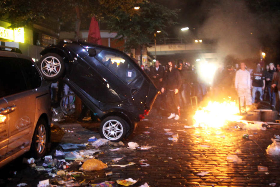 Bei den Ausschreitungen nach dem Schanzenfest 2009 wurden Barrikaden errichtet und angezündet.