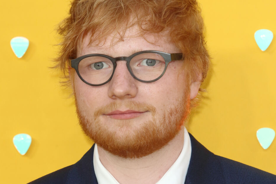 Ed Sheeran (28) bei der Filmpremiere von "Yesterday", einem Film, der von einem erfolglosem Sänger handelt, der berühmt wird, weil alle Menschen die "Beatles" vergessen haben und er deren Songs als seine eigenen ausgibt. Zufall?