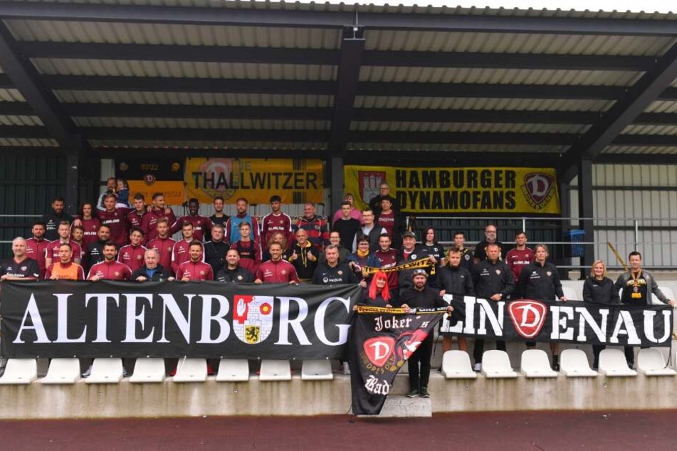 Die Dynamos posierten gemeinsam mit den mitgereisten Fans.