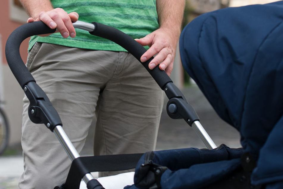 Als er die Straße überqueren wollte, erfasste ein Auto ihn und den Kinderwagen. (Symbolbild)