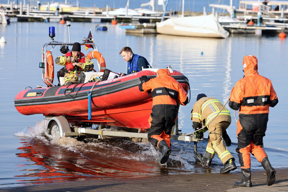 Die Markkleeberger Polizei ließ ihr Rettungsboot zuerst ins Wasser.