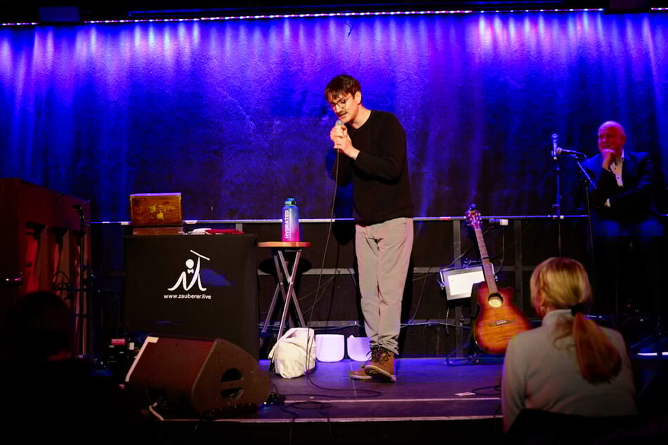 Seine mentalen Probleme verarbeitet der Student in Rap-Songs, mit denen er auch auftritt.