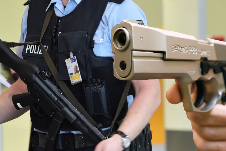 Der Verdächtige konnte festgenommen werden, die Waffe wurde sichergestellt (Symbolbild).