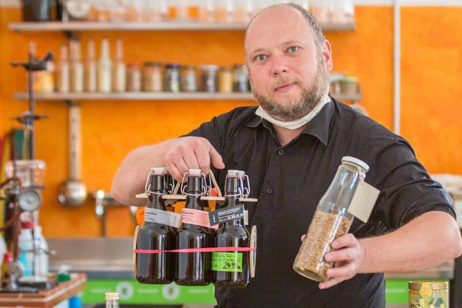 Bier ganz einfach selber brauen! Christian Schwingenheuer (44) hat neben Flaschenbier auch Hopfen und Malz im Angebot.