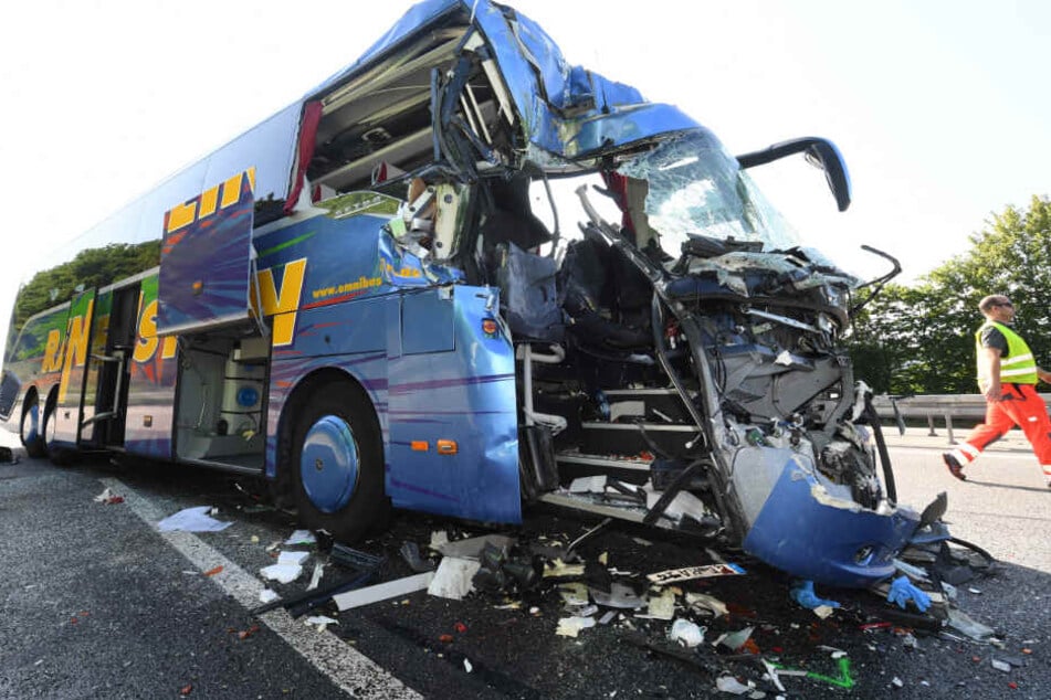 Eine Reiseleiterin starb nach dem Unfall, 31 Menschen wurden verletzt.