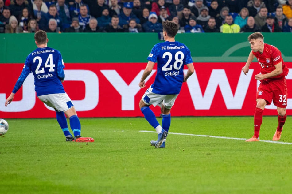 Joshua Kimmich (v.r.n.l.) schießt den Ball vorbei an Schalkes Alessandro Schöpf und Schalkes Bastian Oczipka ins Tor zum 1:0.