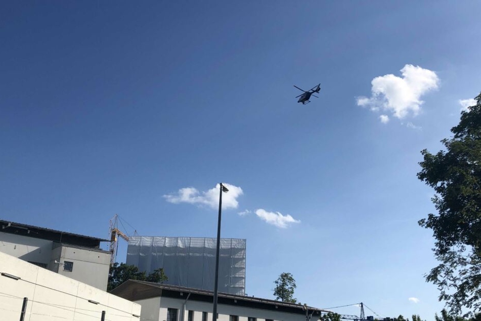 Ein Hubschrauber kreist über der JVA Memmingen und sucht nach den Geflohenen.