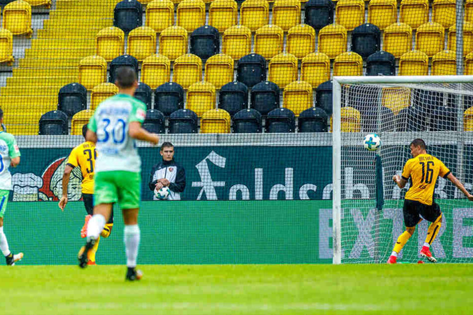Auch bei der Enstehung des 2:3 war die
Dynamo-Defensive nicht recht im Bilde.