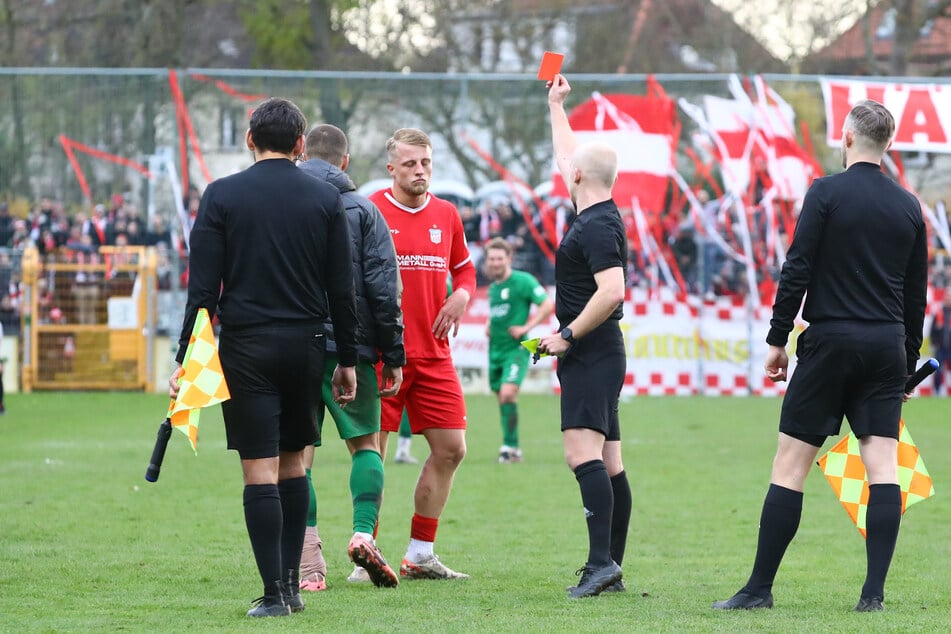 FSV-Spieler Theo Martens sah Doppel-Gelb und damit die Ampelkarte - er zog nach seinem 2:0-Treffer sein Trikot aus und gestikulierte provokant in Richtung der Chemie-Fans.