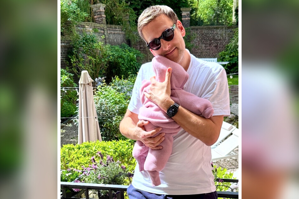 Trägt stolz seine kleine Tochter auf dem Arm: RTL-Moderator Simon Beeck (44).