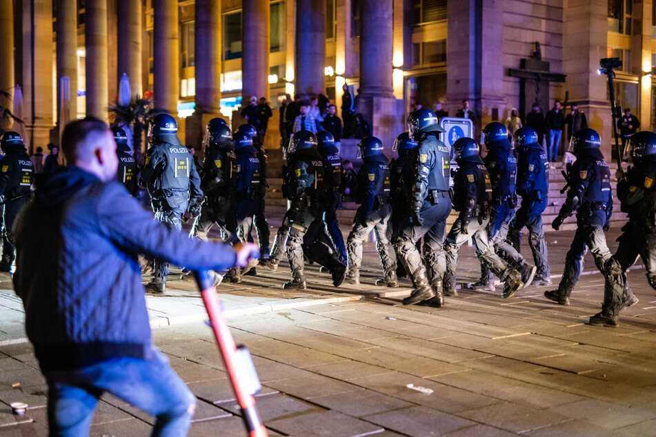 Szene aus der Randalenacht Ende Mai: Polizisten in Schutzmontur marschieren über den Schlossplatz.