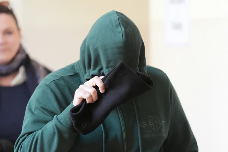 Der Zeuge Said B. (35) am 47. Verhandlungstag. Im Hintergrund seine deutsche Anwältin.