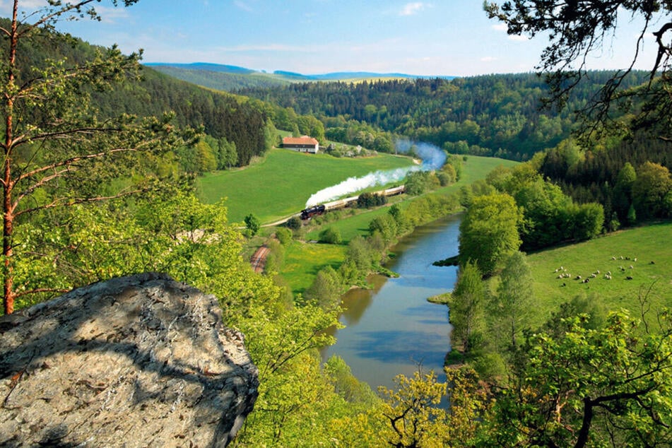 Viele Urlauber lassen sich von Themenwanderwegen inspirieren, hier der Elsterperlenweg im Vogtland. Er folgt dem Lauf der Weißen Elster.