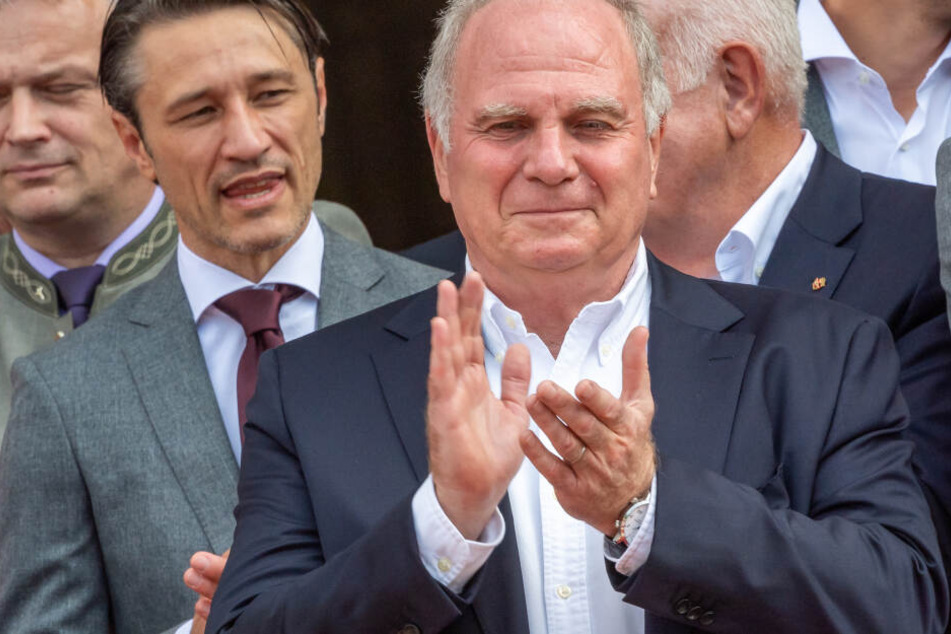 Niko Kovac (l), Trainer des FC Bayern München und Uli Hoeness, Präsident FC Bayern München, stehen nebeneinander..