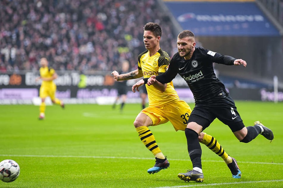 Der starke Frankfurter Angreifer Ante Rebic im Duell mit BVB-Innenverteidiger Julian Weigl (l.).