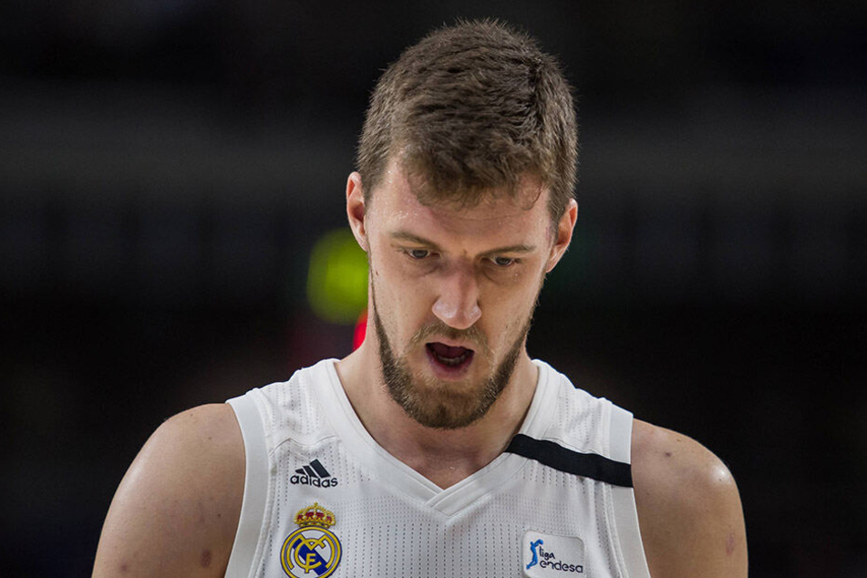 Der serbische Basketball-Profi Ognjen Kuzmić schwebt nach dem Verkehrsunfall in Lebensgefahr.