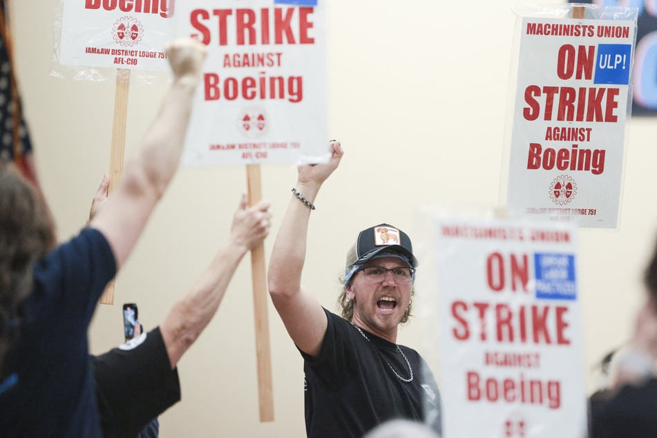 Boeing workers in Seattle launch historic strike: "This is about fighting for our future!"