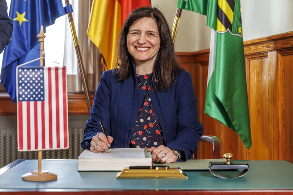 Mit großer Freude trug sich US-Generalkonsulin Jodie Rae Breisler ins Gästebuch des Landtages ein.