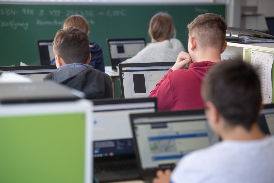 In einem Projekt aus Bottrop und Oberhausen lernen Schülerinnen und Schüler zum Beispiel mit Hilfe einer Blockprogrammiersprache eine Ampelschaltung. (Symbolfoto)