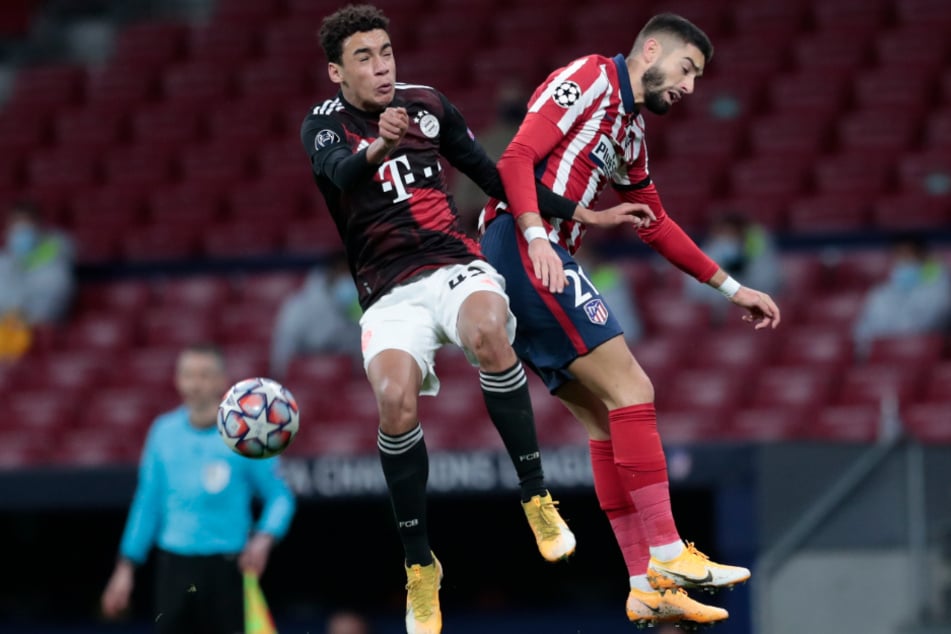 Bayerns Jamal Musiala (l.) und Madrids Yannick Carrasco im Kopfball-Duell.