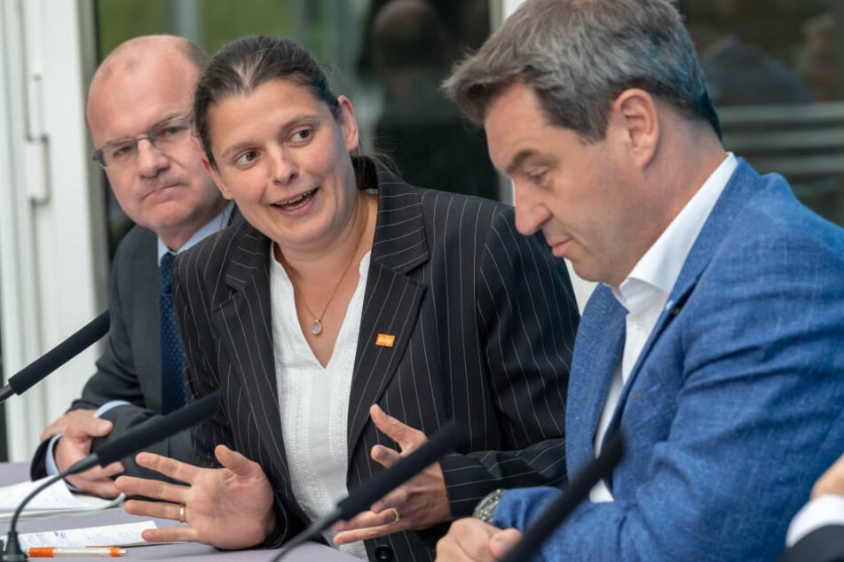 Markus Söder (r, CSU), Ministerpräsident von Bayern, Agnes Becker, Landesbeauftragte des Volksbegehrens "Rettet die Bienen" und Norbert Schäffer (l), Vorsitzender des Landesbundes für Vogelschutz, nehmen an der Pressekonferenz zur Abschl