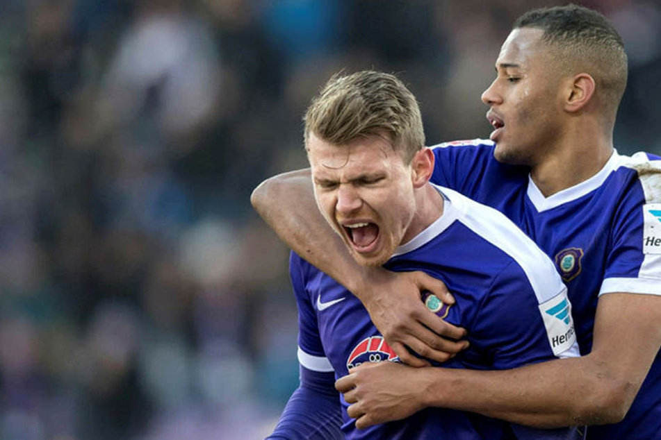 Steve Breitkreuz (l.) jubelt zusammen mit Louis Samson über einen Auer Sieg. Das will er ab August wieder häufig machen.