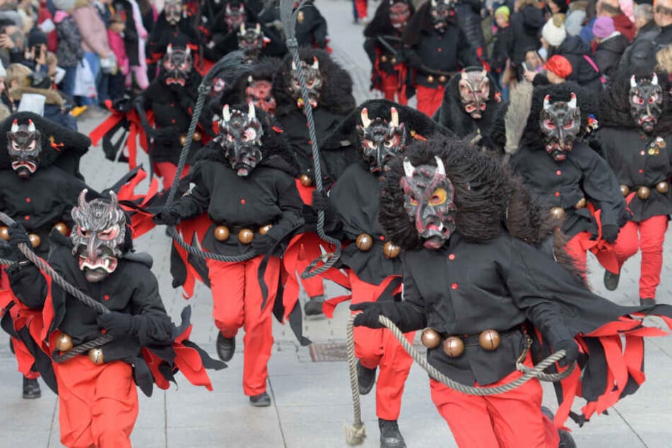 Über 5000 sogenannte Hästräger ziehen am Sonntag durch Offenburg. (Symbolbild)