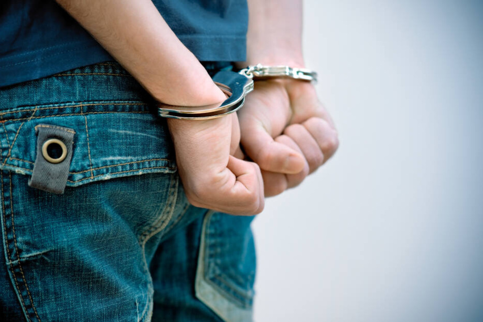 Zwei junge Männer wurden wegen einer Verabredung zu einem Verbrechen von der Polizei festgenommen. (Symbolbild)