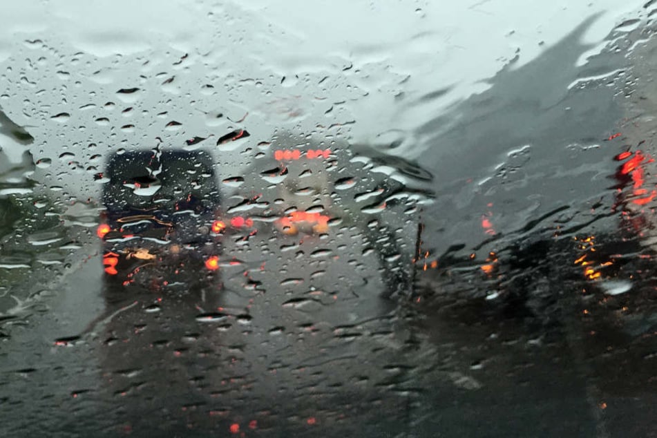 Die durch den Regen nasse Fahrbahn brachte den zu schnellen Wagen ins schleudern. (Symbolbild)