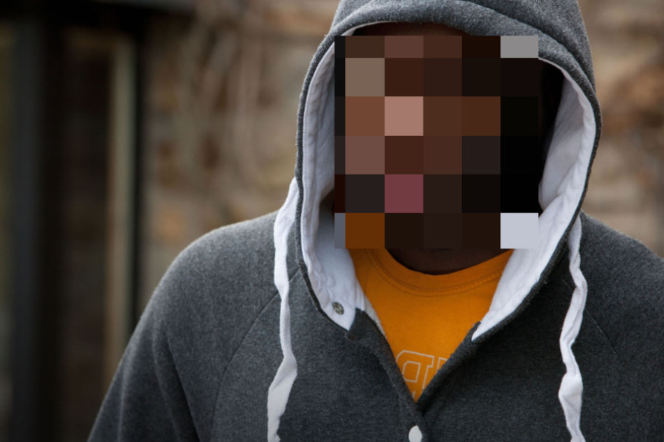 Weil er ihm keine Zigarette geben wollte, zieht ein 29-Jähriger ein Messer und bedroht einen Mann. (Symbolbild)