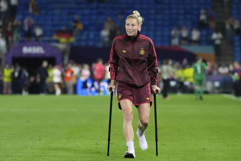 Sarai Linder lief nach dem Sieg gegen Frankreich bereits auf Krücken herum, was nichts Gutes erahnen ließ.