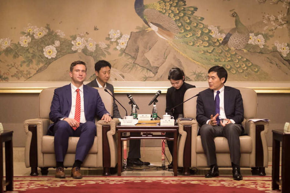 Wirtschaftsminister
Martin Dulig (43, SPD,
l.) sprach in China mit
hochrangigen Partnern
aus Politik und
Business.