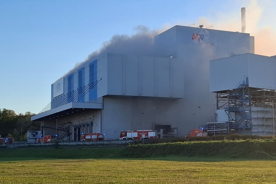 Dichter Rauch dringt aus Firmengebäude: Feuerwehr rückt mit mehreren Fahrzeugen aus