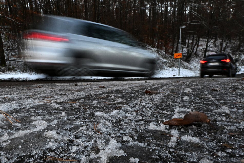 Autofahrer müssen sich insbesondere in den Nächten auf teils glatte Straßen in Hessen einstellen. (Symbolbild)