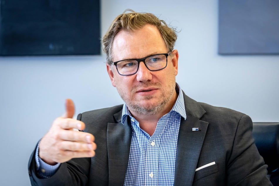 Christoph Neuberg, Hauptgeschäftsführer der IHK Chemnitz, begrüßt die Rettungspläne.