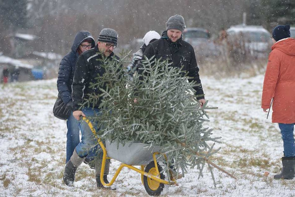 Mit der Schubkarre geht's schneller. Die Chemnitzer wussten sich im Schneesturm zu helfen.