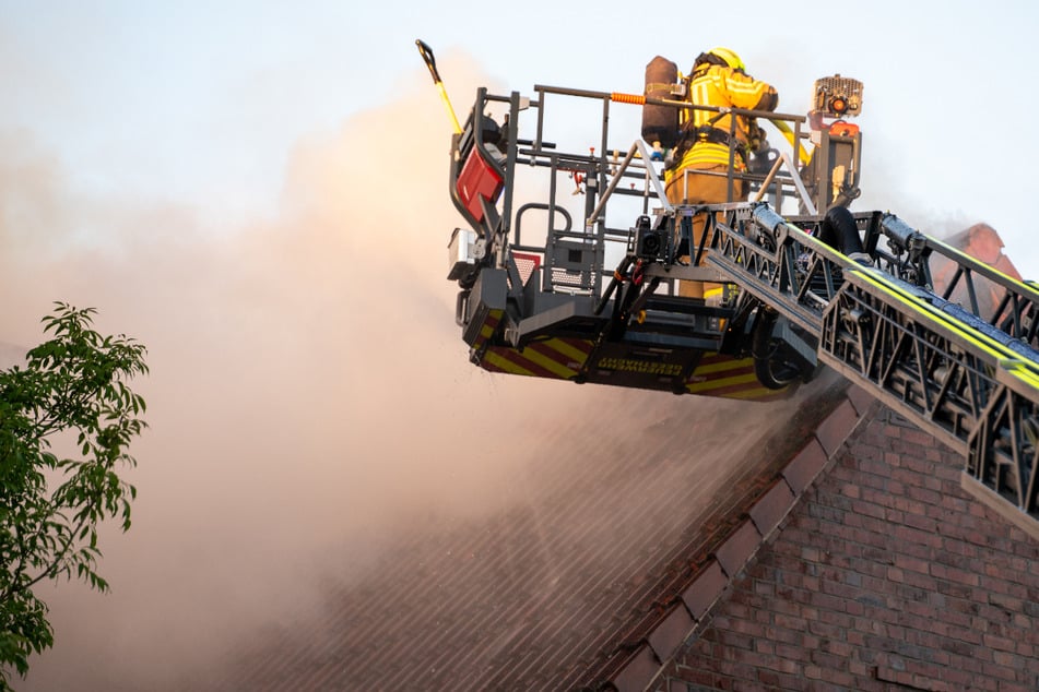 95 Einsatzkräfte kämpfen seit Stunden gegen die Flammen.