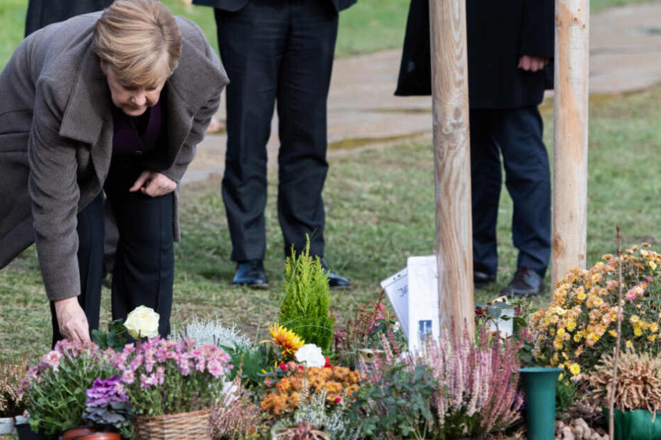 Angela Merkel legte eine Rose für das NSU-Opfer nieder.