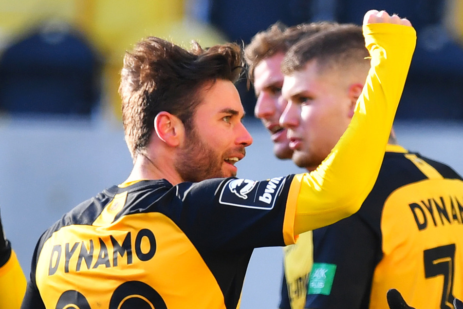 Niklas Kreuzer (27, l.) reckt die Faust in die Höhe - was für ein Comeback!