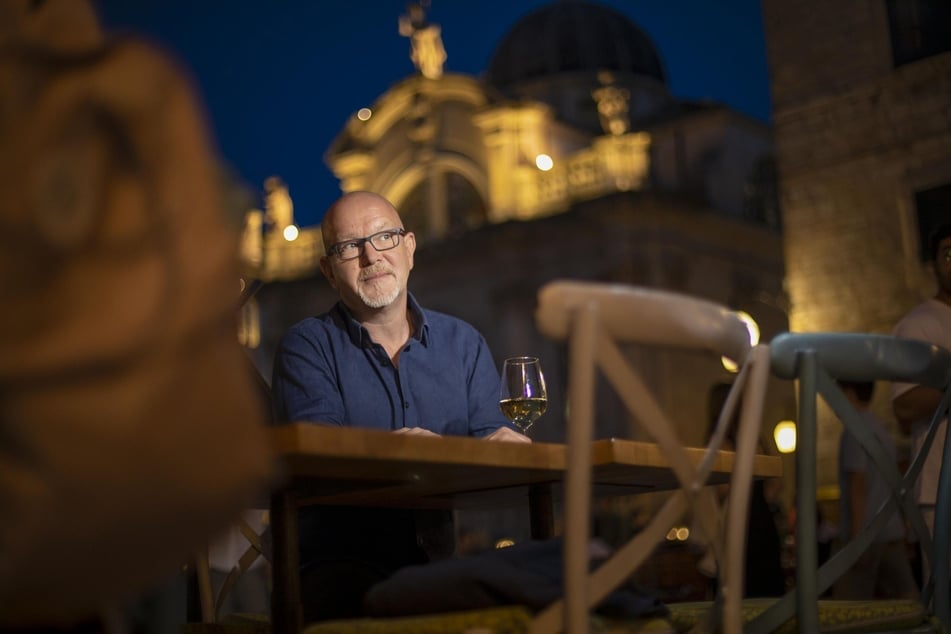 Peter Giesel (56) trifft der Schlag, als er die überteuerte Rechnung in der Hand hält.